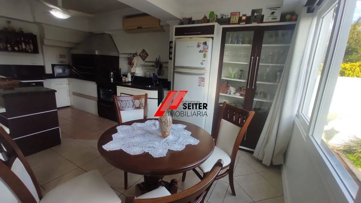 Rental house with 5 bedrooms and an open-plan kitchen — photo 58