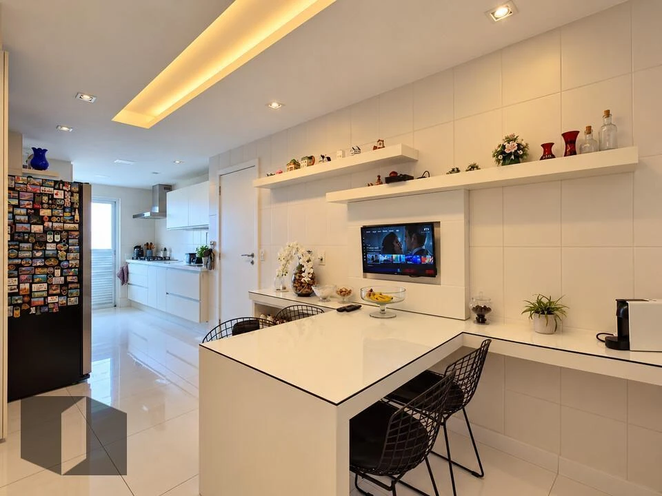 Bathtub in a 4-bedroom apartment, 226 m² — photo 22