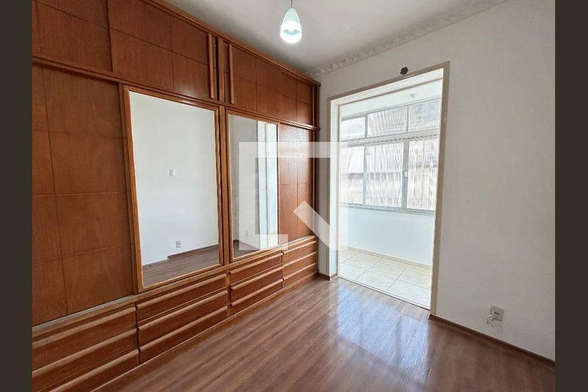 Apartamento com piso de madeira ou laminado, Pilares — photo 2