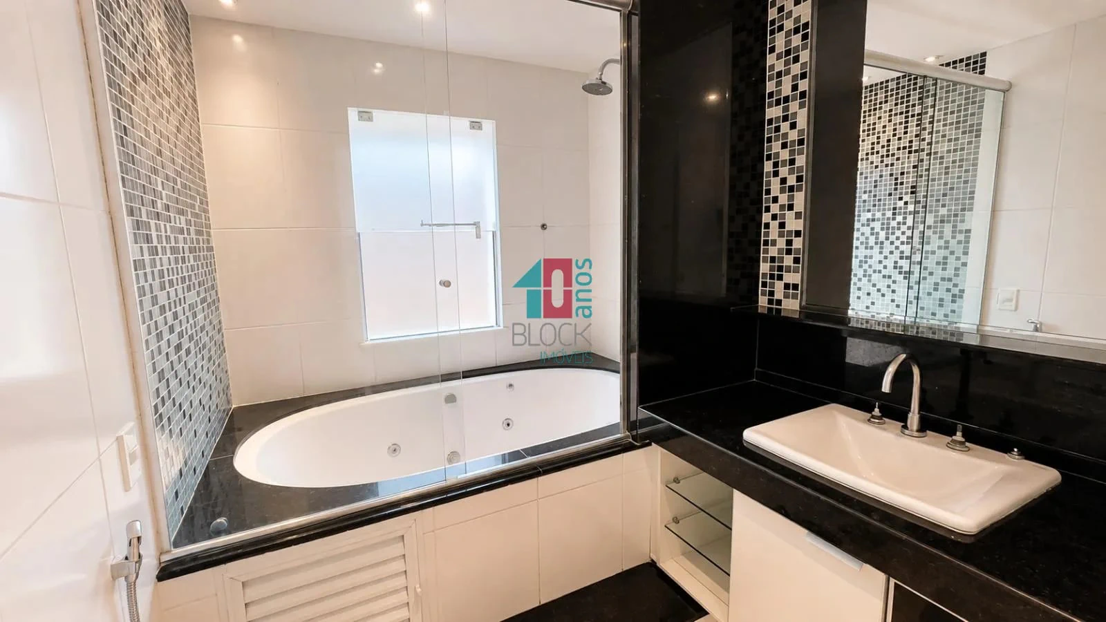 Casa triplex com 4 quartos e 3 suítes e cozinha fechada — photo 15