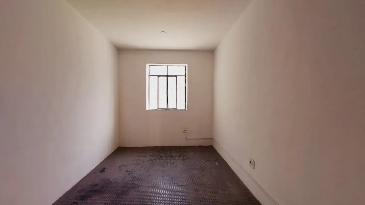 Unfurnished house with 5 bedrooms, 2 bathrooms, no parking — photo 13