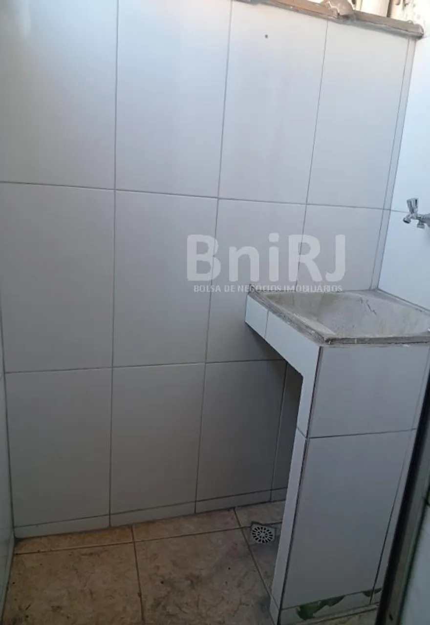 Unfurnished 1-bedroom apartment with glass shower enclosure — photo 5