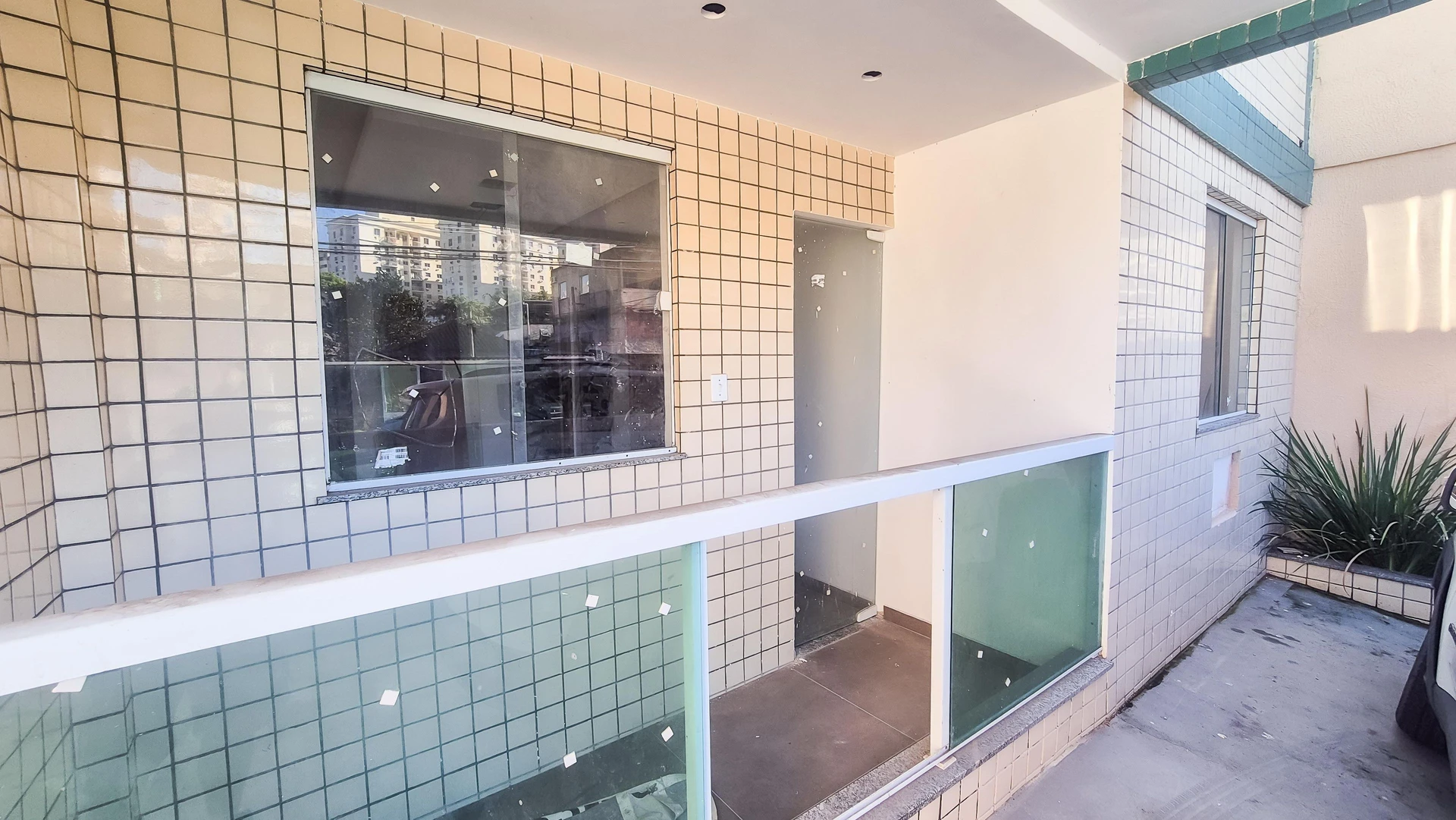 Apartamento com 2 quartos e box de vidro no banheiro — photo 3