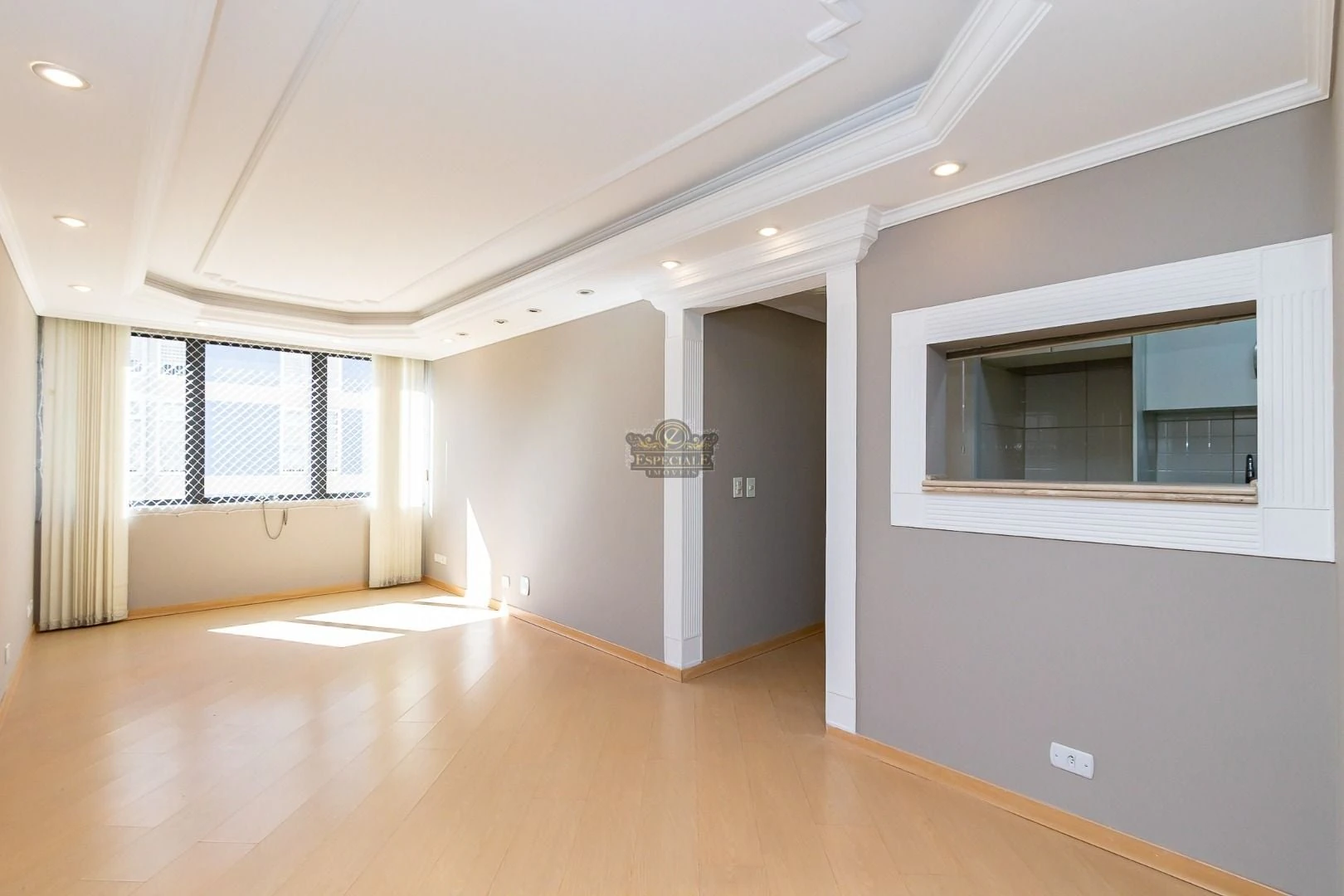 Wood or laminate floors in a 3-bedroom apartment, 86 m²