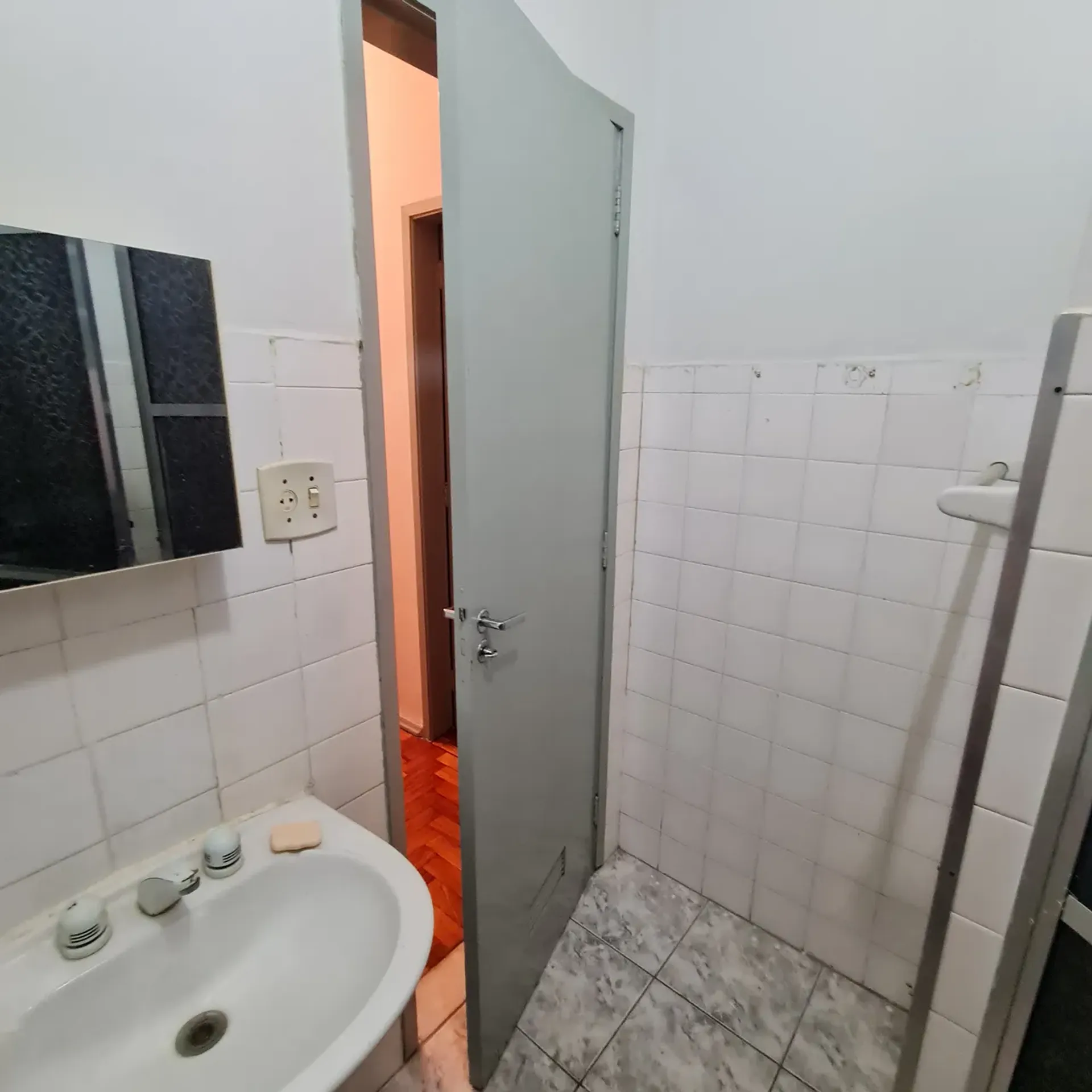 Apartment on the 9th floor with wood or laminate floors — photo 10