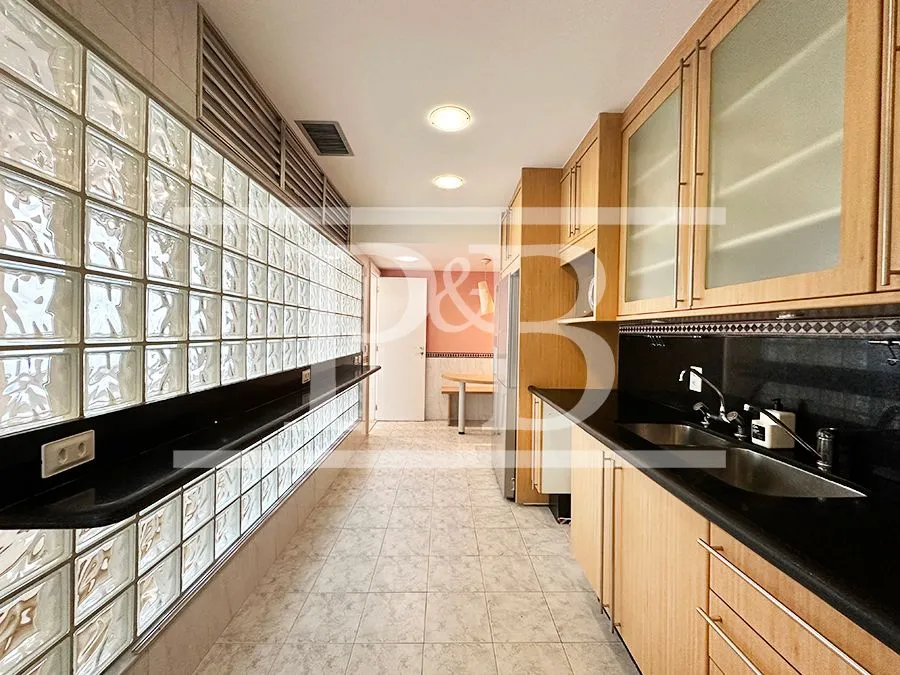 3-bedroom apartment with 220 m² and laundry area — photo 31