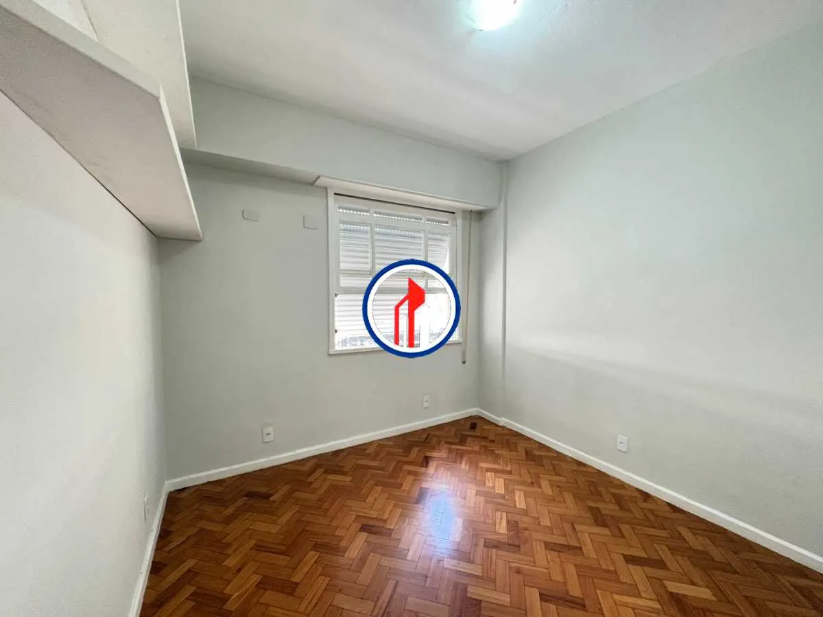 Wood or laminate floors in a 2-bedroom apartment, 72 m² — photo 3