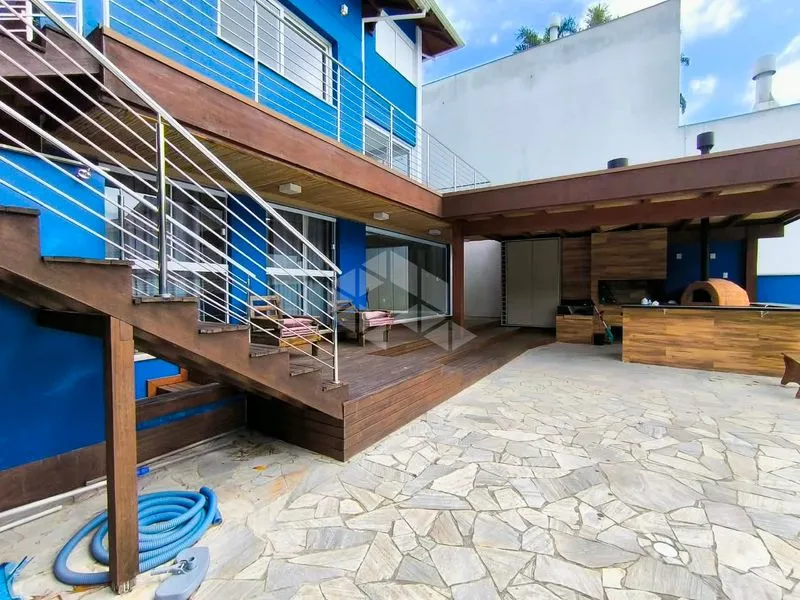 4-bedroom house with floor-to-ceiling windows — photo 34