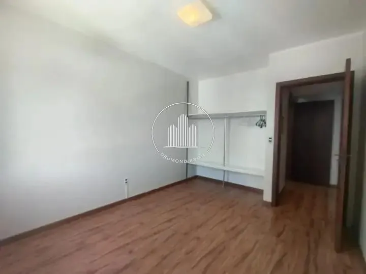 4-bedroom apartment in a building with a pool — photo 4