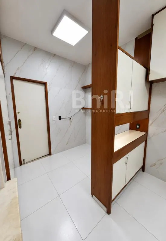 Home office in a 4-bedroom apartment, 280 m² — photo 12