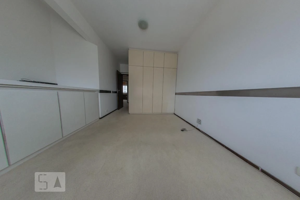 4-bedroom apartment with a walk-in closet — photo 14
