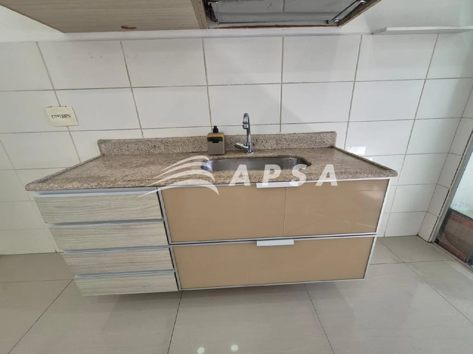 Apartamento de 2 quartos com piso de madeira ou laminado — photo 2