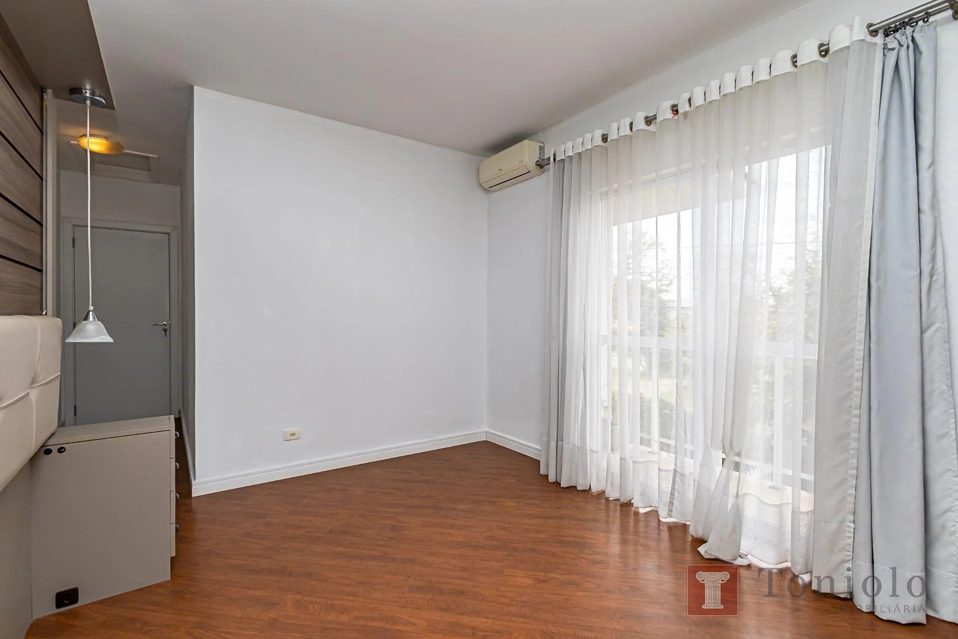 380 m² house with a bathtub and a walk-in closet — photo 25