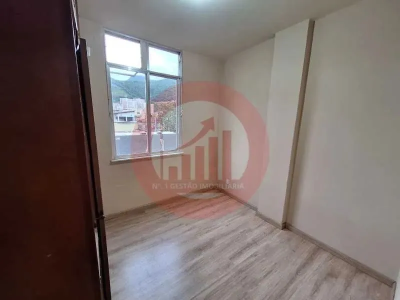 Apartment with wood floors and 2 bedrooms — photo 10