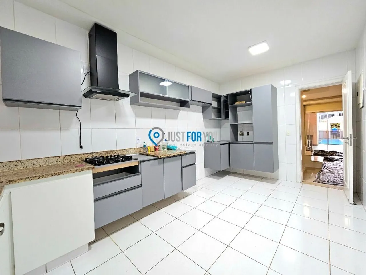 House with 5 bedrooms, 300 m² and a closed gas kitchen — photo 4