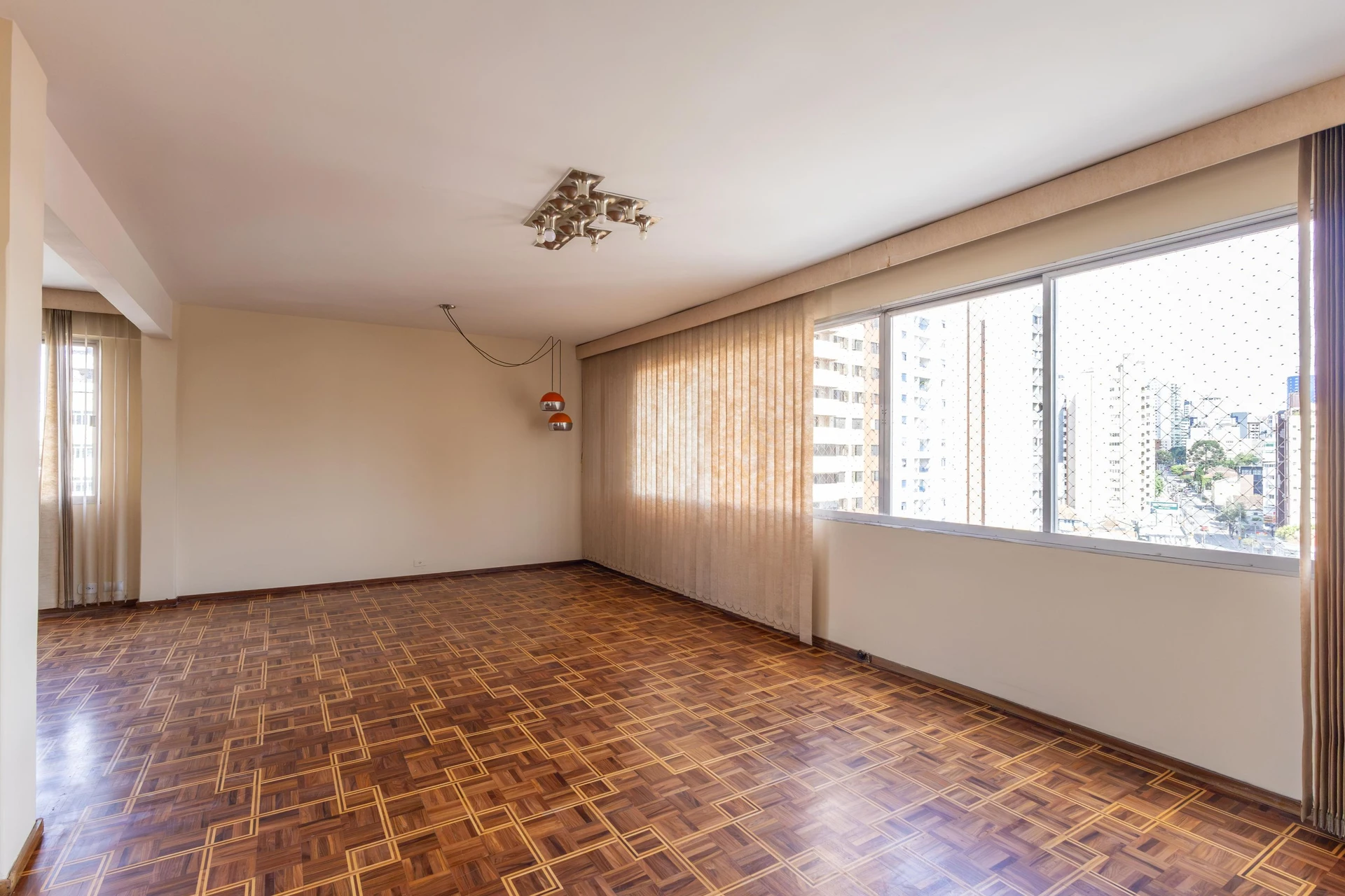 Furnished apartment, 283 m², with a glass-enclosed balcony