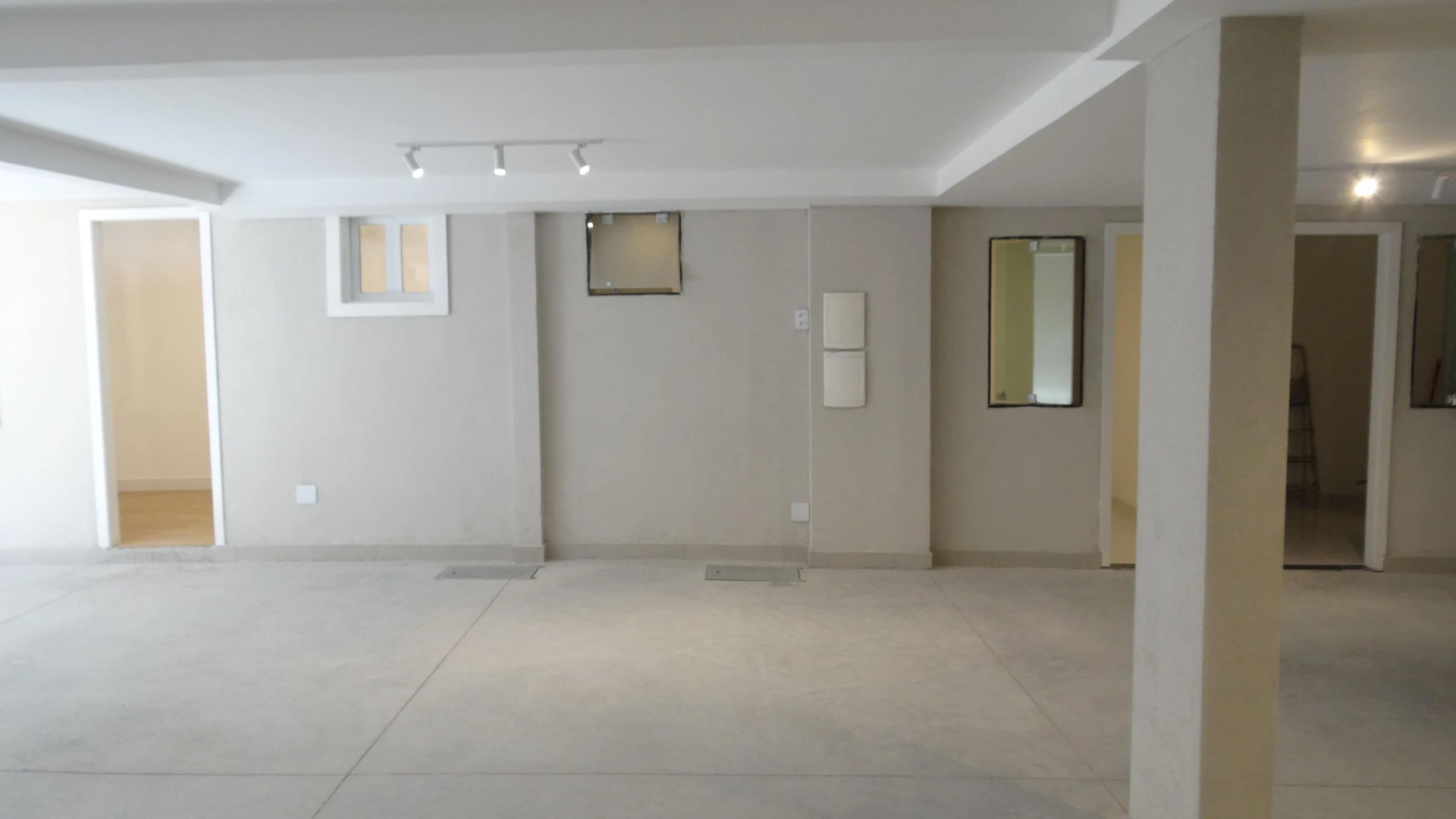 Casa de 384 m² com janelas do piso ao teto e varanda gourmet — photo 144