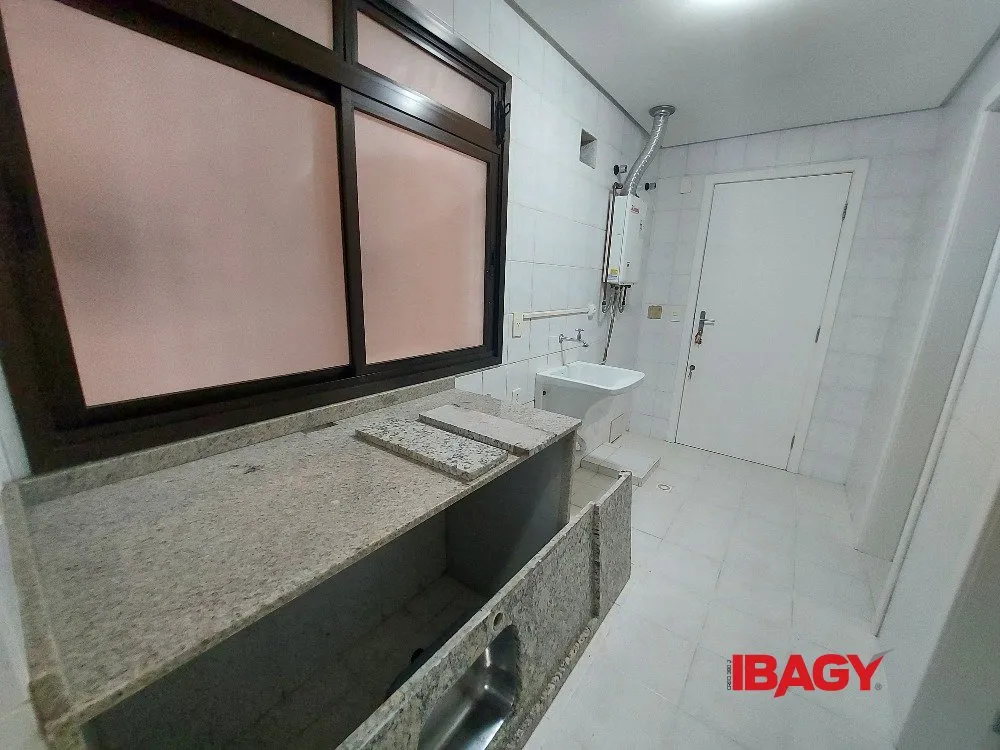 4-bedroom apartment with 2 en-suite baths and enclosed kitchen — photo 26