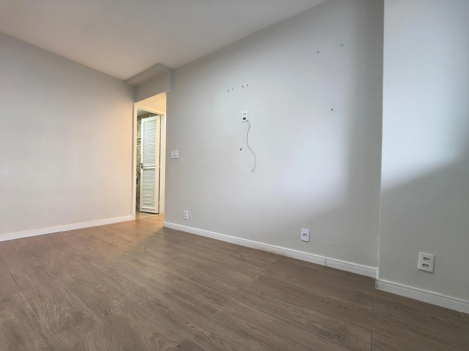 Unfurnished 2-bedroom apartment with a closed kitchen — photo 34
