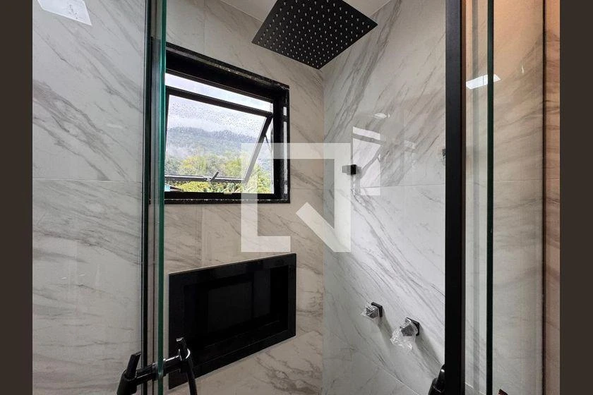 Rental house with 4 bedrooms and 222 m², balcony — photo 45