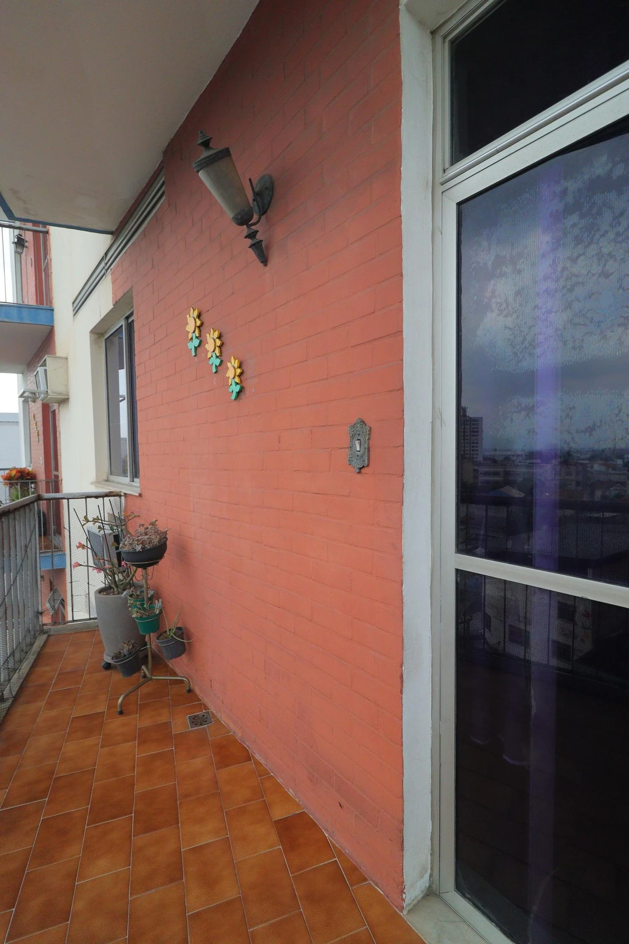Furnished 3-bedroom apartment with balcony — photo 49