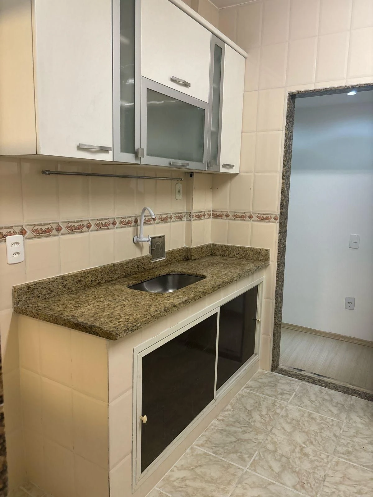 Unfurnished 2-bedroom apartment with a separate kitchen — photo 4