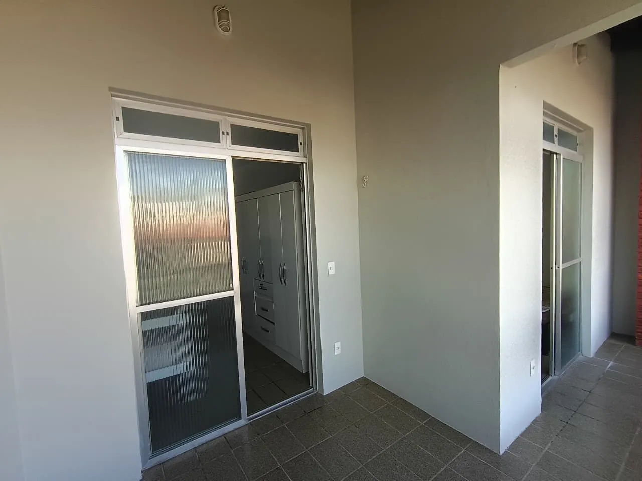 Квартира с 2 спальнями и балконом, 85 м²