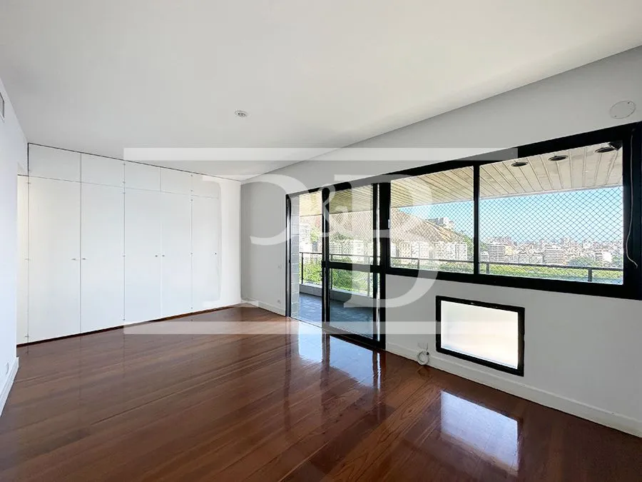 4-bedroom apartment with balcony and 319 m² — photo 14
