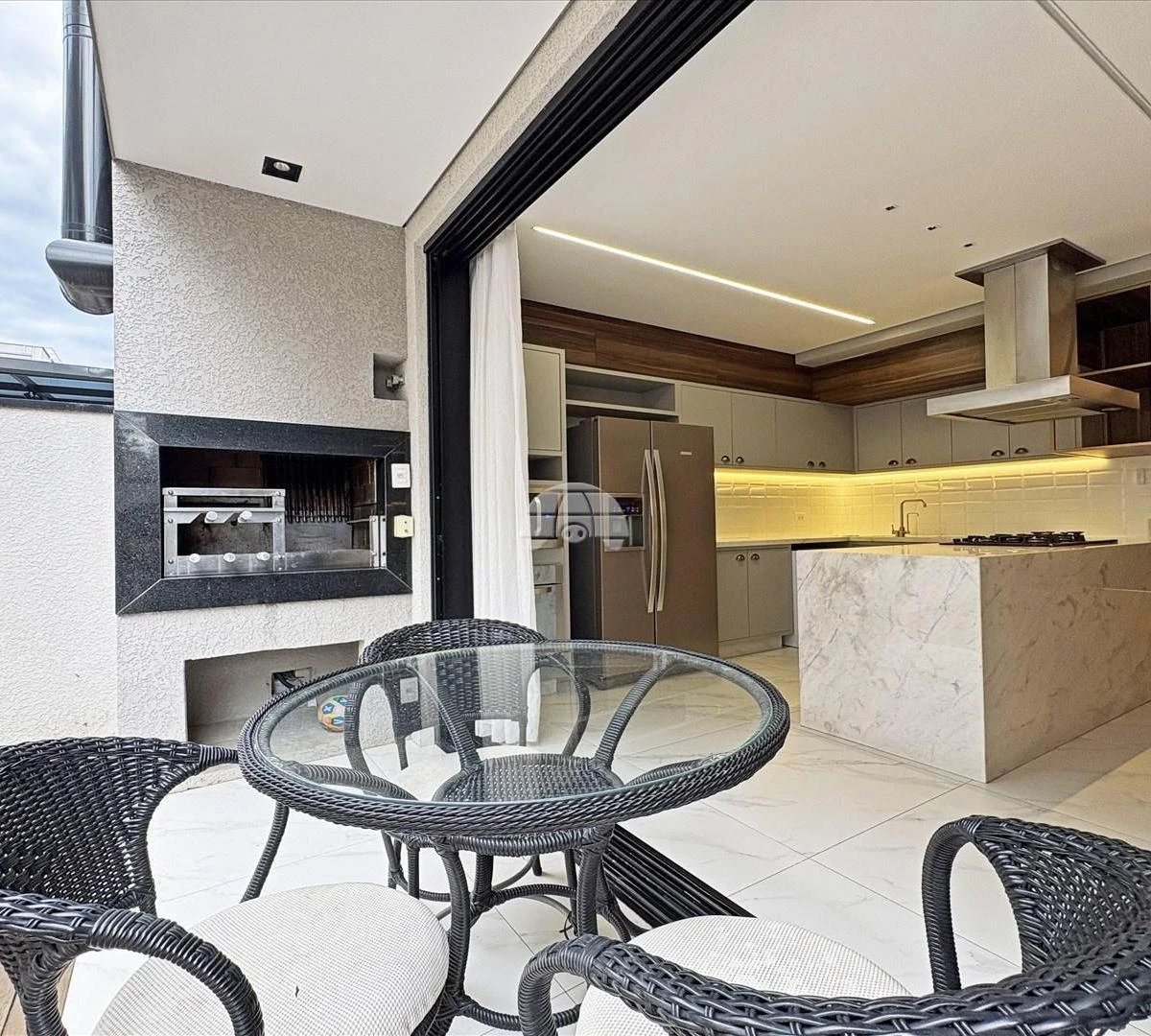 Furnished 293 m² house with open-plan kitchen