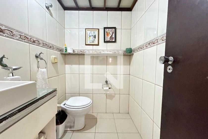 4-bedroom house with a bathtub — photo 38
