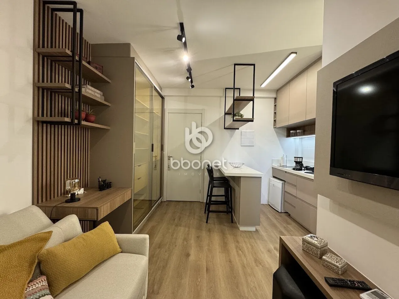 Furnished 1-bedroom apartment with glass balcony — photo 6