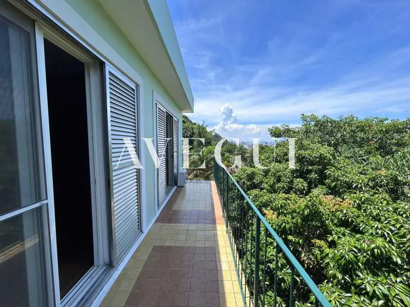 600 m² house with 4 bedrooms and a closed kitchen