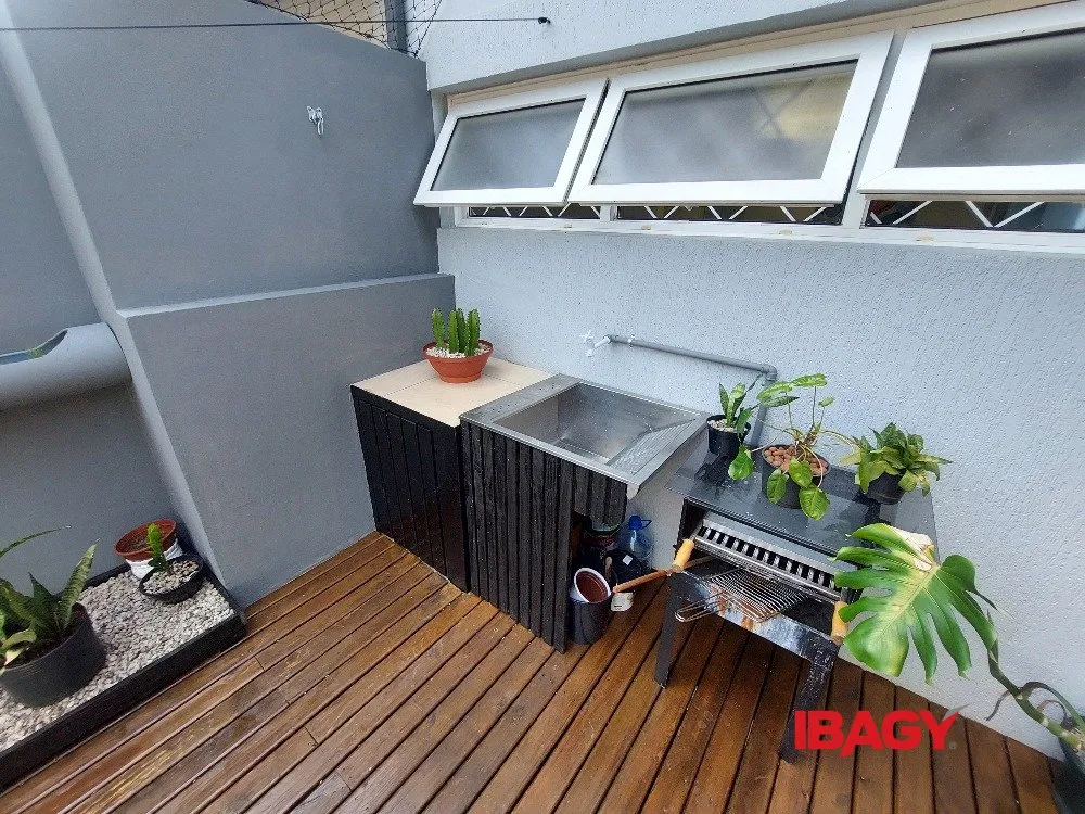 3-bedroom house with gas stove kitchen and fitted cabinets — photo 16