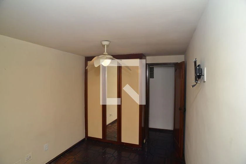 4-bedroom apartment with wood or laminate floors — photo 27