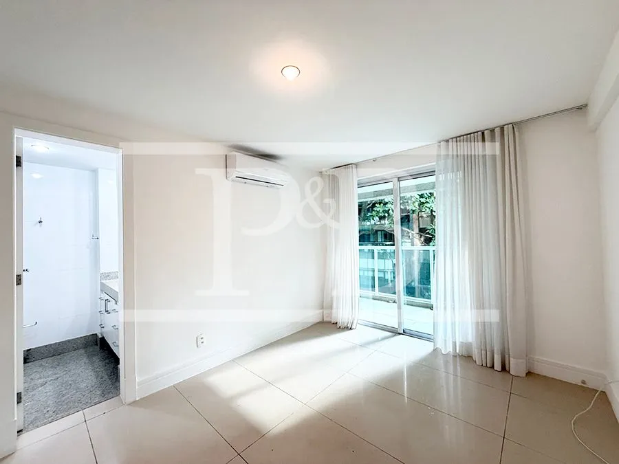 4-bedroom 300 m² apartment with a balcony — photo 18