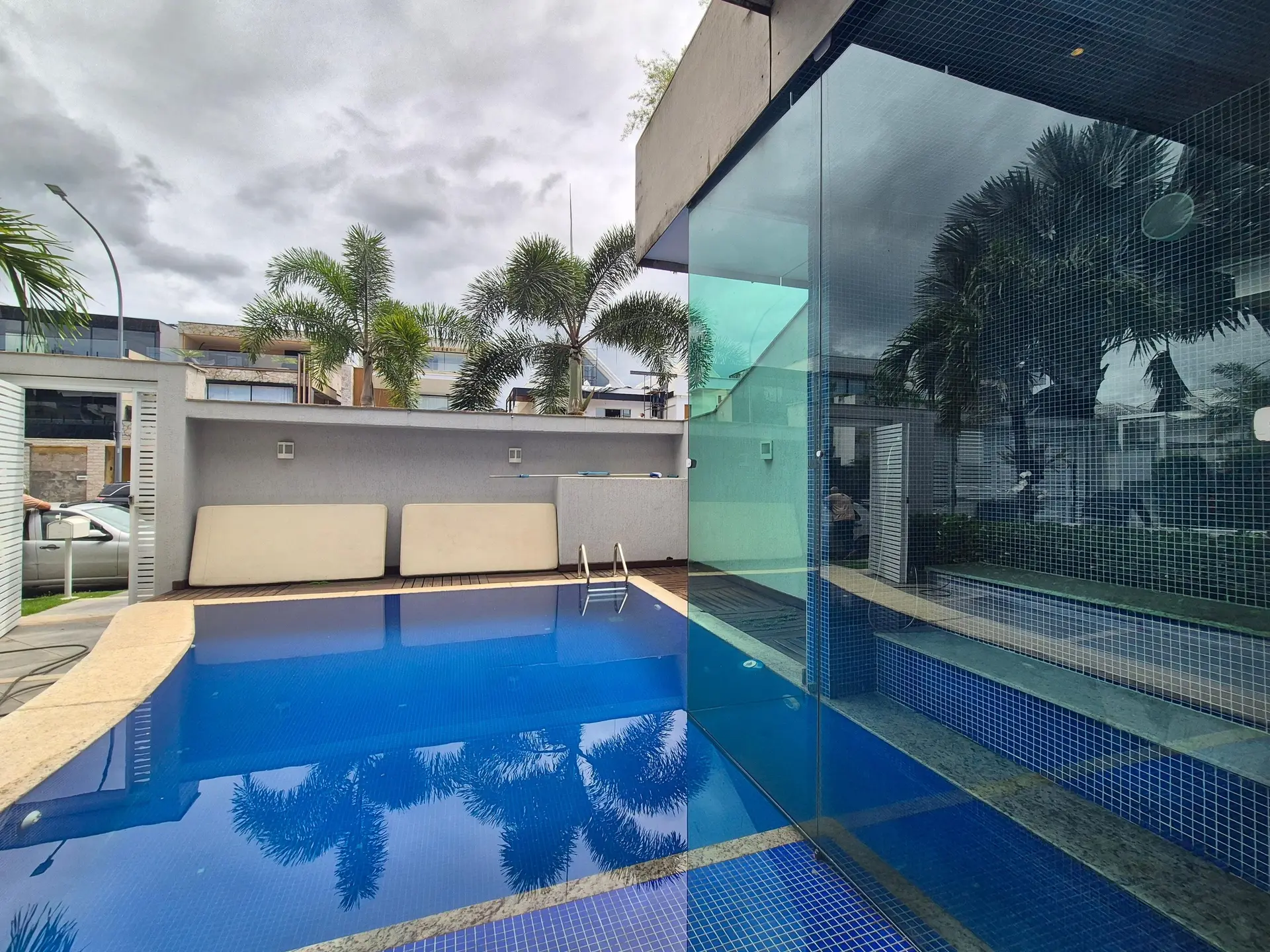 5-bedroom house with floor-to-ceiling windows — photo 56