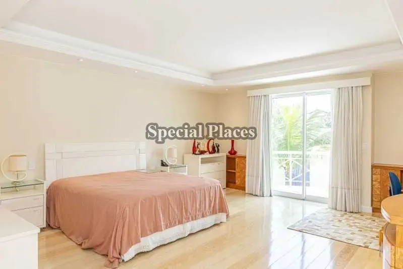 Furnished home with 5 bedrooms and 5 parking spaces — photo 20