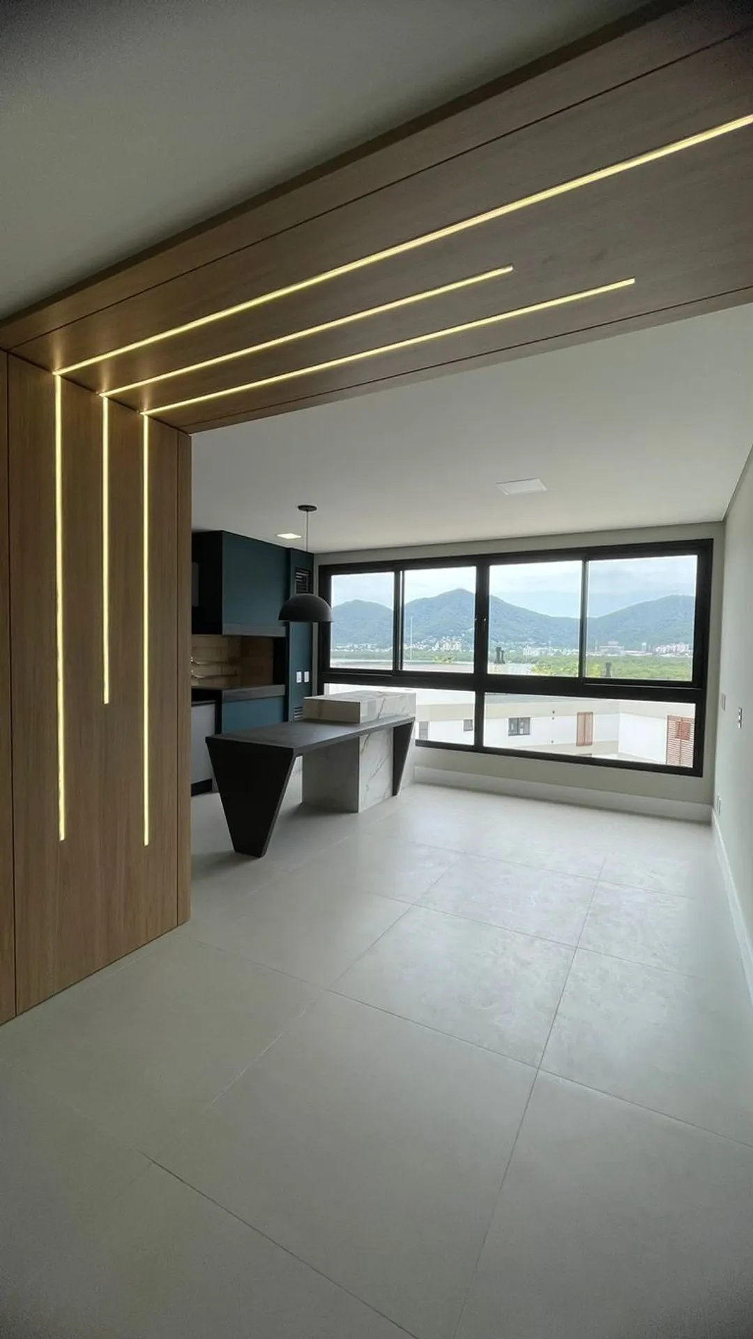 Balcony with a grill in a 3-bedroom apartment, 131 m² — photo 46