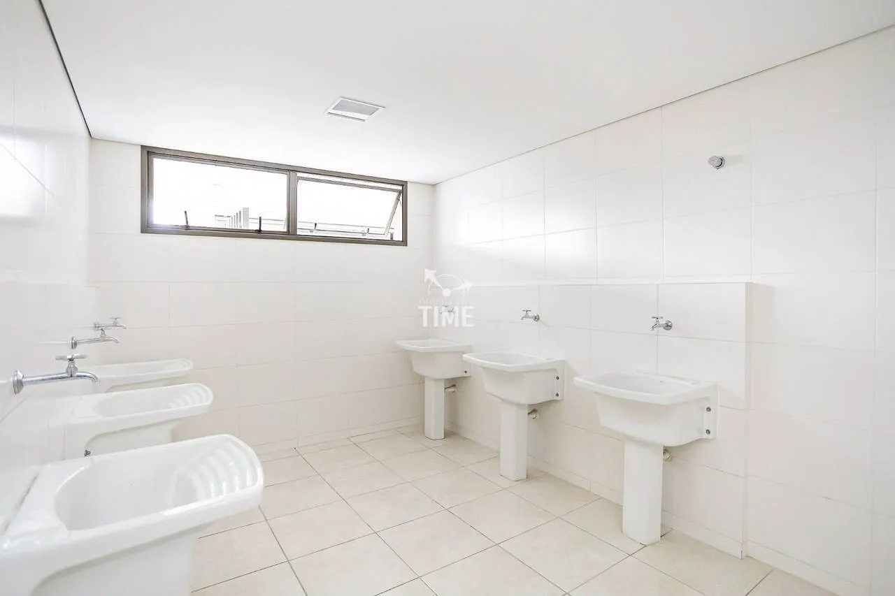 Wood or laminate floors in a 3-bedroom apartment, 78 m² — photo 43