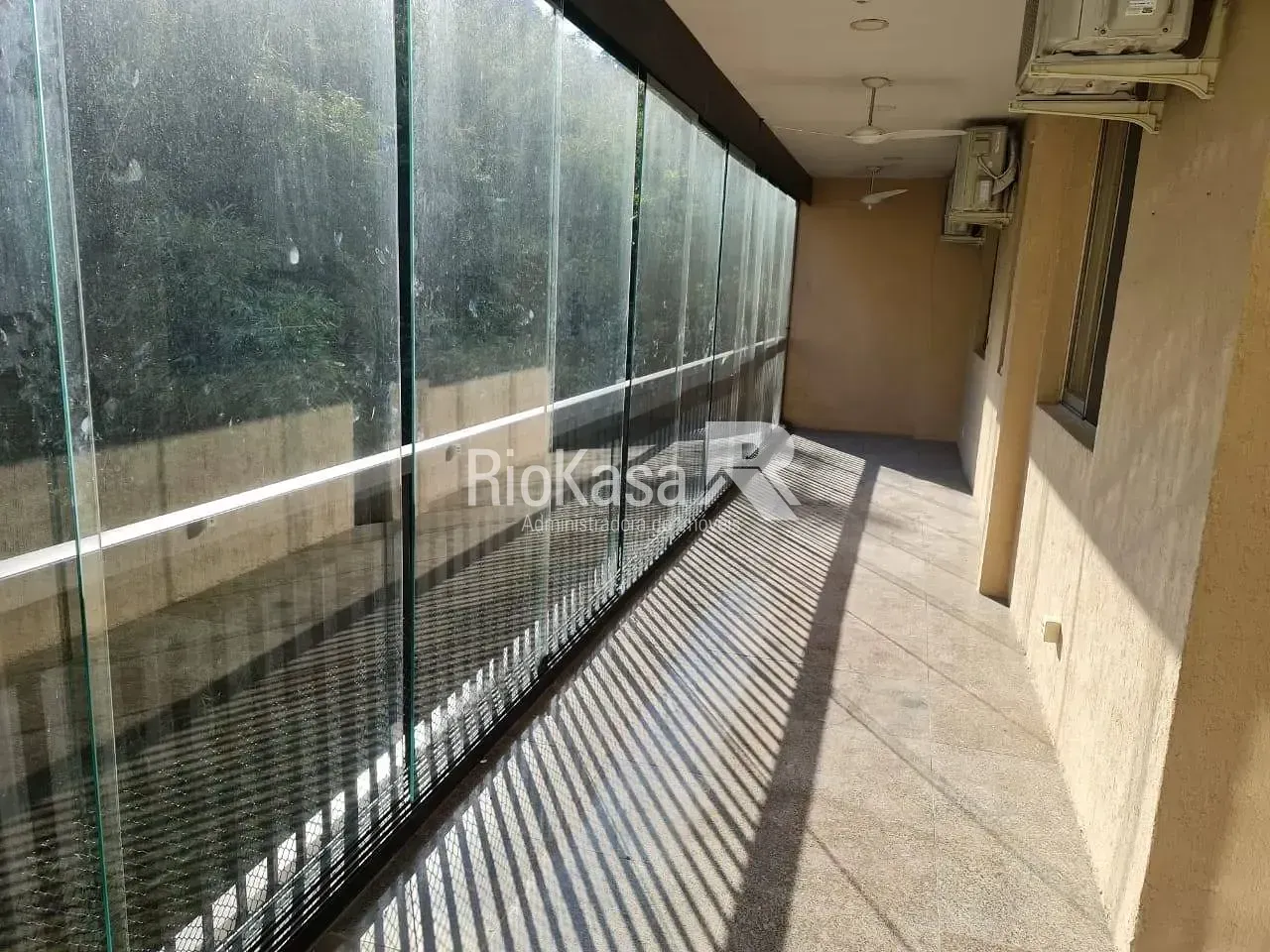 4-bedroom apartment in a building with a pool — photo 27