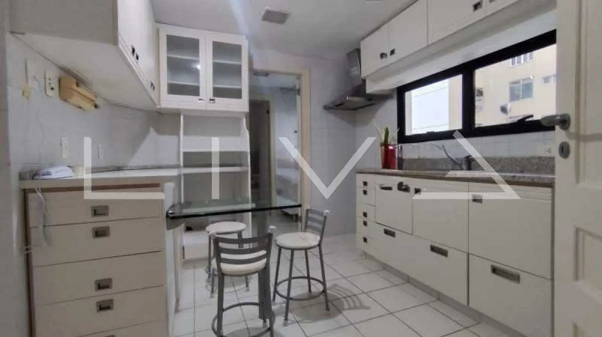 Walk-in closet in a 3-bedroom apartment, 165 m² — photo 5
