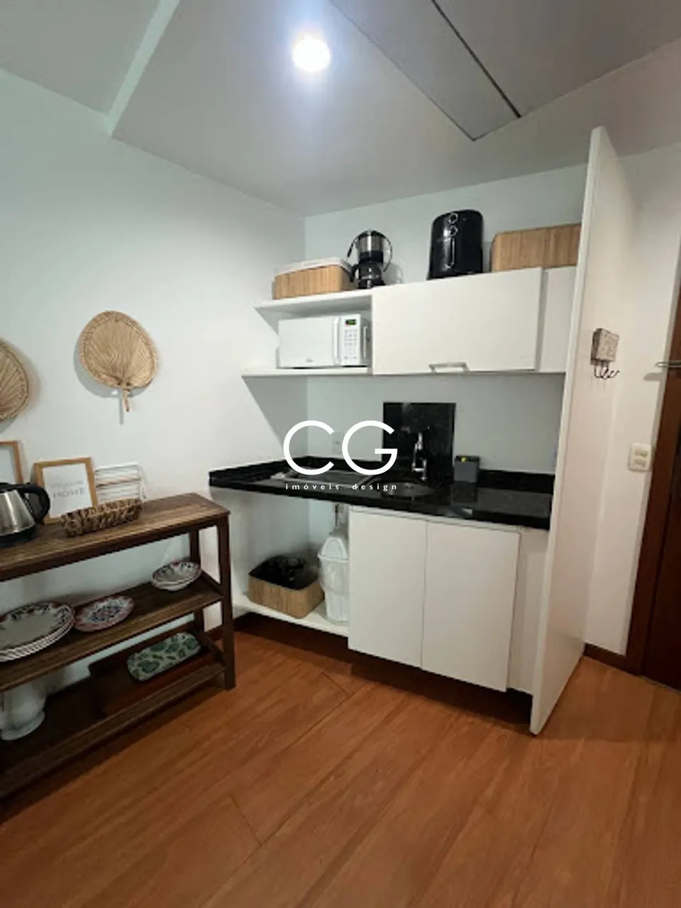 Furnished 1-bedroom apartment with glass-enclosed balcony — photo 2
