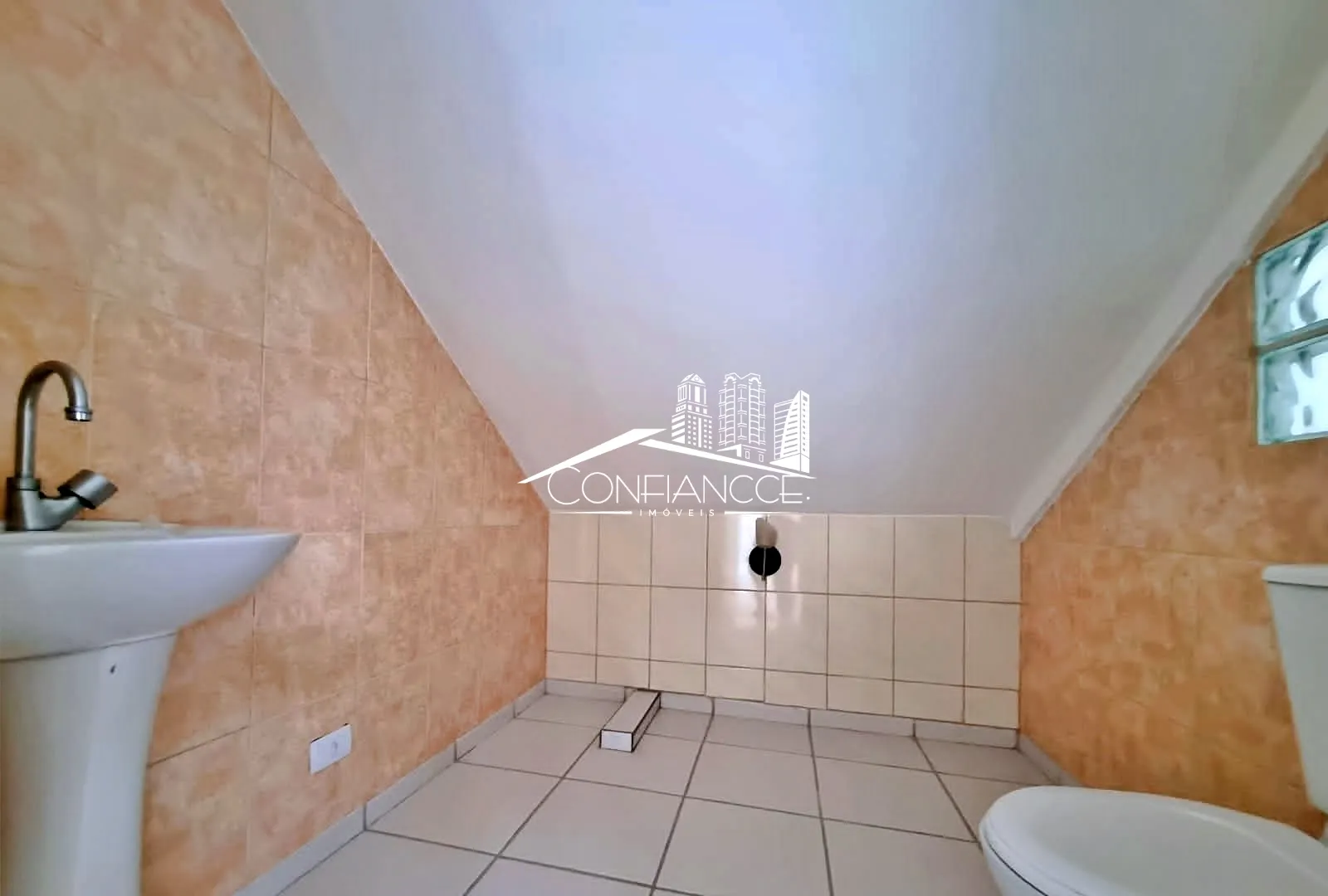 Bathtub in a 3-bedroom house, 350 m² — photo 16