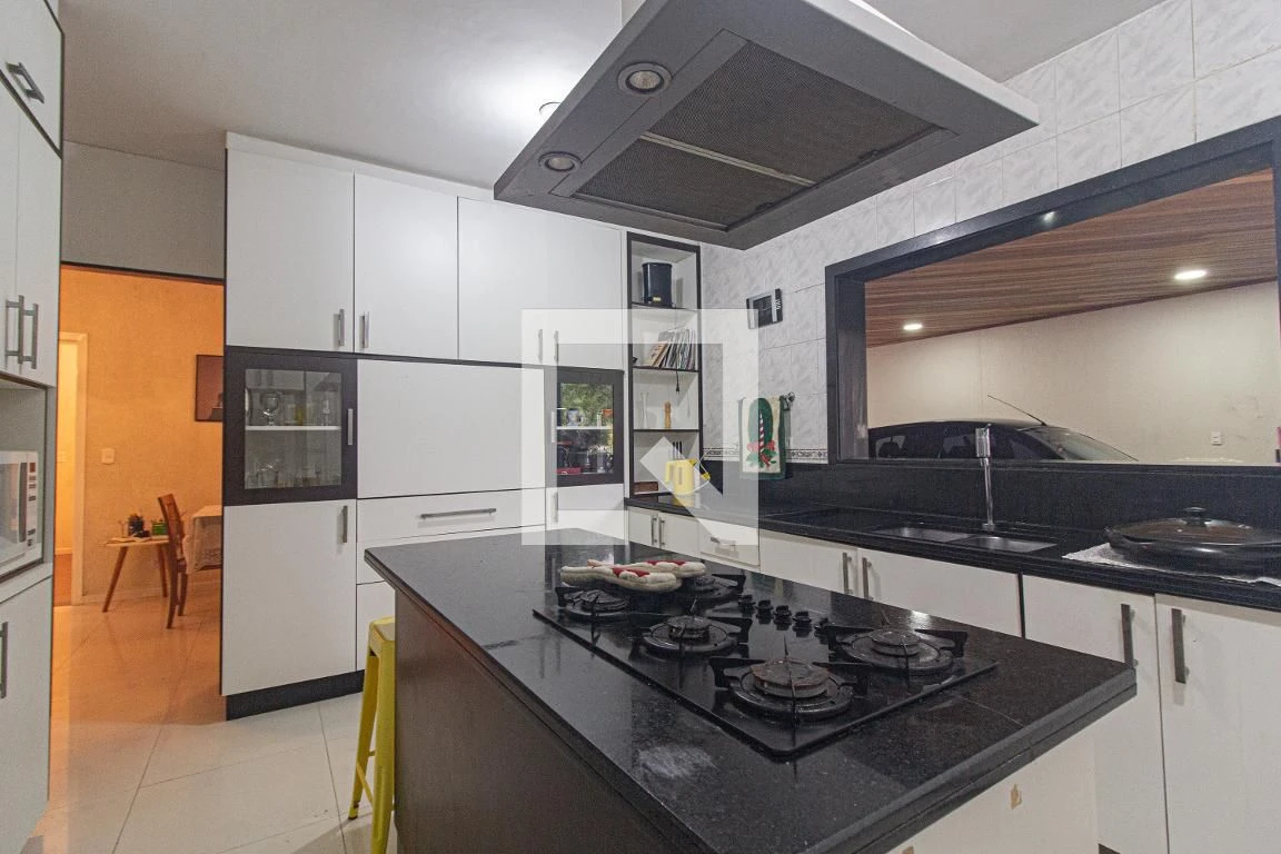 3-bedroom house with a walk-in closet in Curitiba — photo 4
