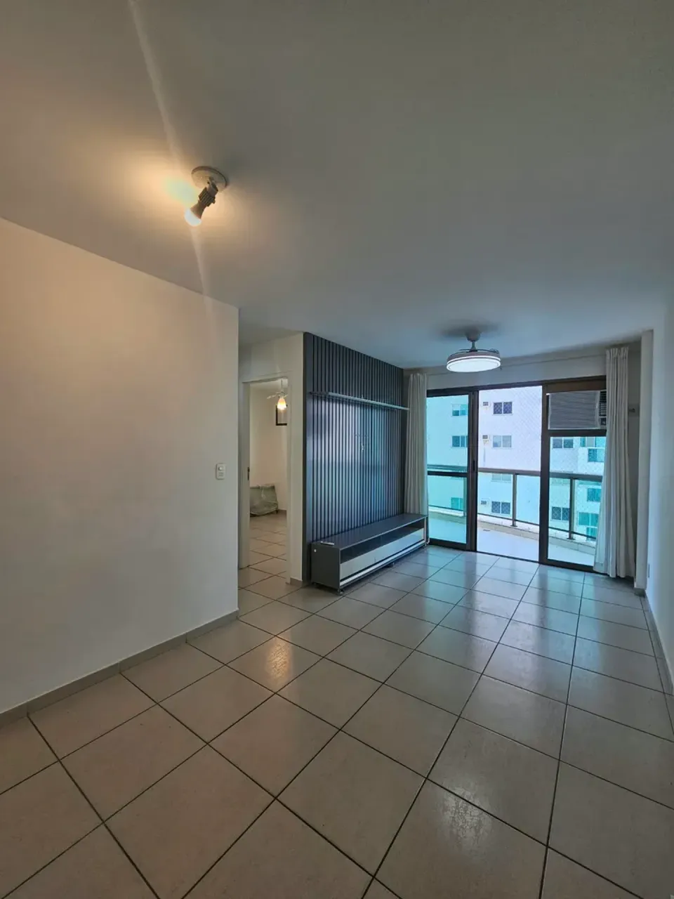 Apartamento de 2 quartos com varanda e 2 banheiros