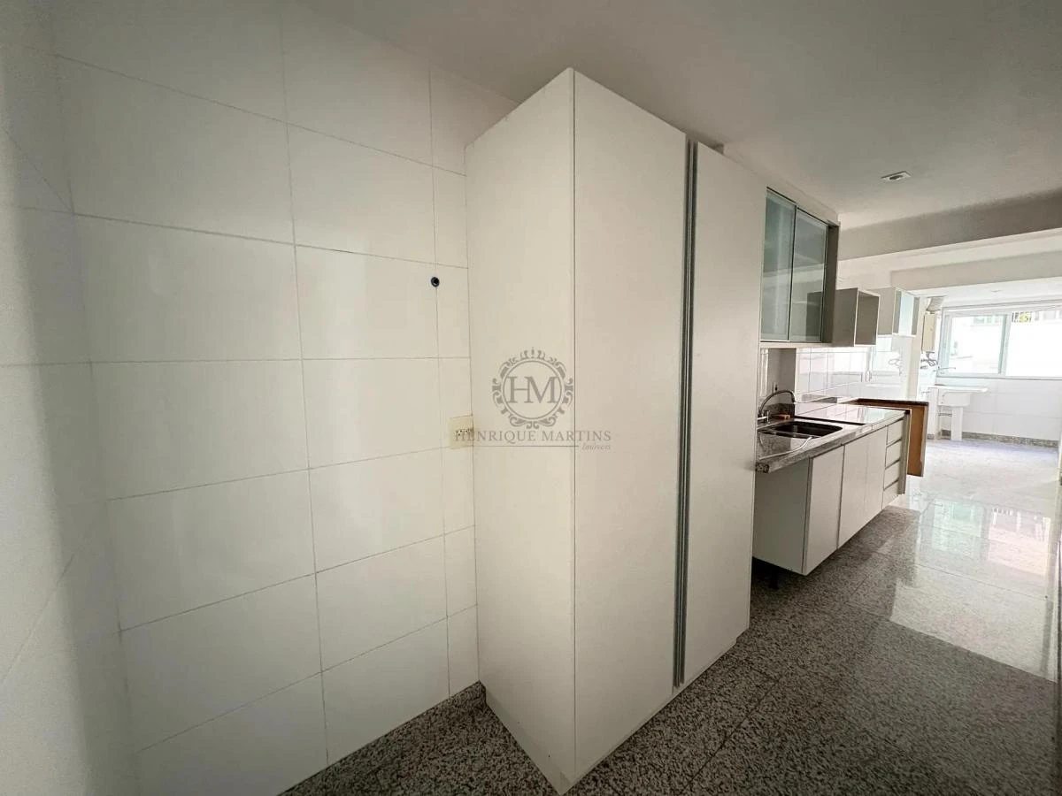 4-bedroom apartment with enclosed glass balcony — photo 22
