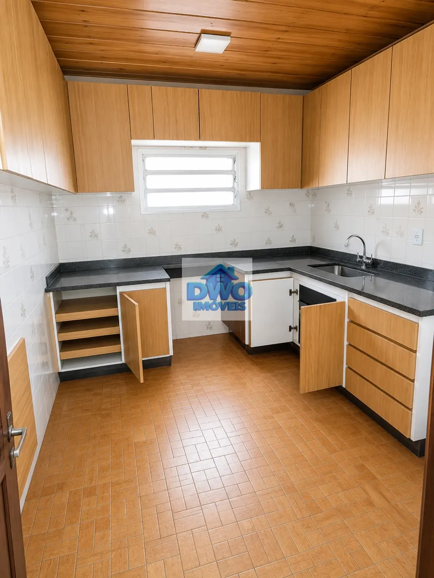 House, 200 m², with a glass-enclosed balcony