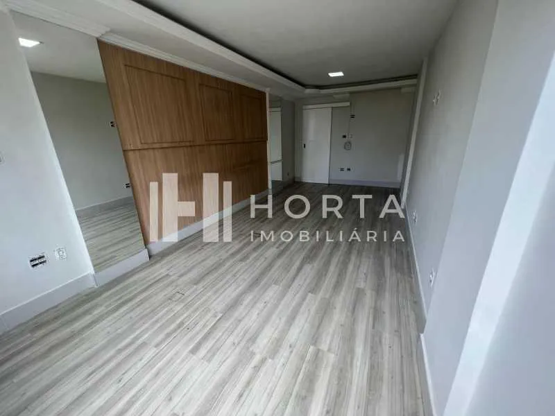 Studio on the 7th floor with wood or laminate floors — photo 8