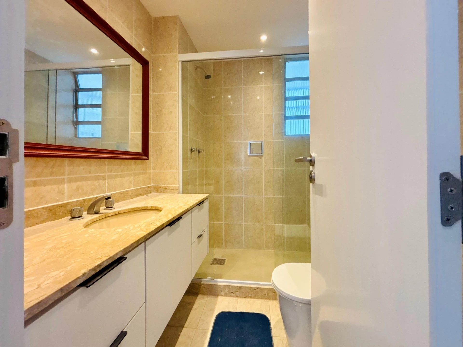 3-bedroom apartment with a mountain view — photo 40