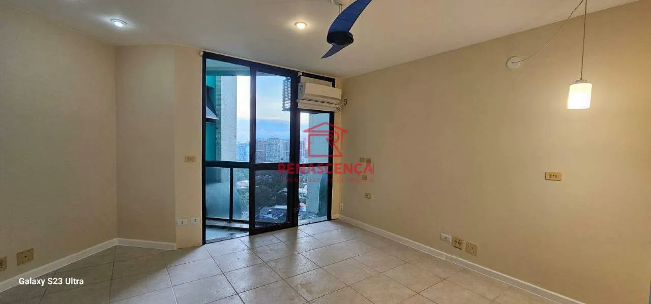 Apartment with 3 bedrooms and a balcony with floor-to-ceiling windows — photo 6